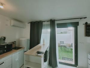 Kuchnia lub aneks kuchenny w obiekcie logement indépendant avec terrasse "Les Mésanges"