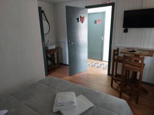 Televízia a/alebo spoločenská miestnosť v ubytovaní Pousada Caminho do Altos