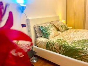 um quarto com uma cama com almofadas e um candeeiro azul em CA' DEL SOLE - Attico Panoramico in Centro Storico em Montagnana