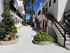 una calle vacía con macetas y edificios en APCOSTAS - Marino Las Fuentes Superior, en Alcossebre