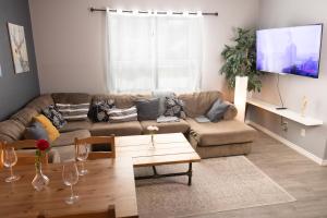 uma sala de estar com um sofá e uma mesa em Cozy Home in Downtown Winnipeg em Winnipeg