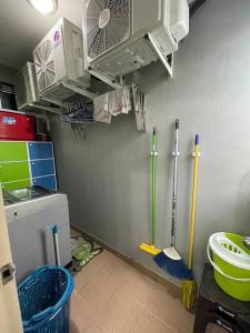 een keuken met een muur met honkbalknuppels en een wastafel bij Cybercity Ph1 near KKIA by Family Homestay in Donggongon