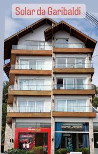 un bâtiment avec un panneau indiquant le soleil da garadj dans l'établissement Apto Centro Gramado, à Gramado