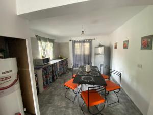 comedor con mesa y sillas en la cocina en Apartamento Los Gladiolos en Salta