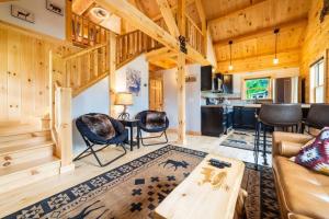 ein Wohnzimmer mit einem Sofa und einem Tisch in der Unterkunft Florida Mountain Log Cabin in Florida