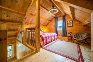ein Schlafzimmer mit einem Bett in einem Blockhaus in der Unterkunft Florida Mountain Log Cabin in Florida