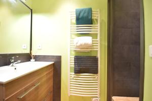 Un baño con lavabo, espejo y toallas. en Les Mats Du Port, en Marsella 22 fotos más