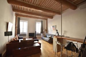 una sala de estar con un sofá y una mesa en Les Mats Du Port, en Marsella
