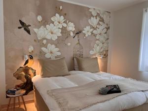 una camera da letto con un letto con fiori sul muro di Ankogel Lofts Mallnitz a Mallnitz