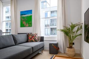 a living room with a couch and a window at GuestReady - Luxury Central London Apartment in London