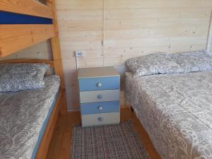 מיטה או מיטות בחדר ב-Suurepera puhkekeskuse kämping