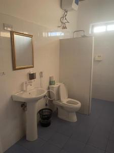 a bathroom with a toilet and a sink at Babalao Rooftop Hotel in Paje