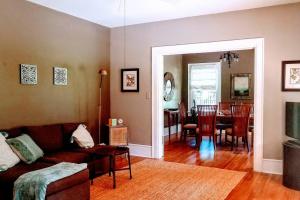 sala de estar con sofá y comedor en Historic 2-Bedroom Cloverdale Cottage, en Montgomery