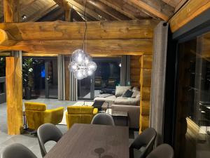 Ruang duduk di Chalet Deux A