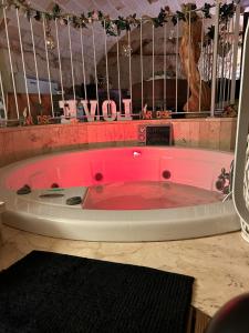 bañera rosa en el baño en B&b De Mauro, en Sava
