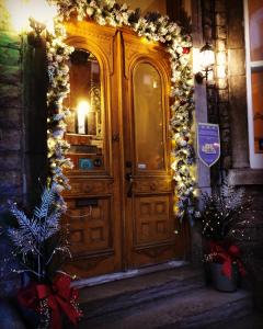 Una puerta de madera con coronas de Navidad. en B&B Chez Hubert en Quebec