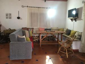 sala de estar con sofá y mesa en Cortijo andaluz en Sierra Morena - Naturaleza, en Villaviciosa de Córdoba