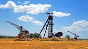 eine Gruppe von Windmühlen in einem Feld mit einem Himmel in der Unterkunft Tenuta Chianchito in San Giovanni Rotondo