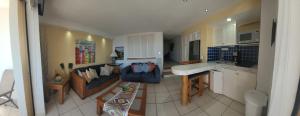eine Küche und ein Wohnzimmer mit Luftblick in der Unterkunft Beachfront Resort Condo beside la Isla Mall in Puerto Vallarta