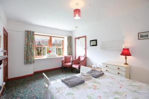 Schlafzimmer mit einem Bett, einem Schreibtisch und einem Fenster in der Unterkunft Green Hope Guest House in Ellemford