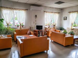 - une salle d'attente avec des canapés, des tables et des fenêtres dans l'établissement Apart 32 Govedartsi Forest View, à Govedartsi
