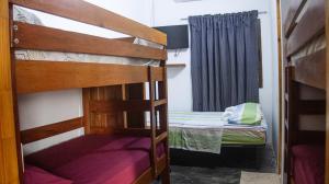 1 dormitorio con 2 literas y ventana en Hostal Mi Castillo en Mariabé