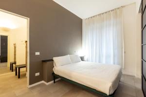 een slaapkamer met een bed en een groot raam bij Apartment in Brera-Fatebenefratelli-Porta Nuova-Milano in Milaan