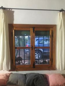 una ventana en una habitación con vistas a un coche en Cortijo andaluz en Sierra Morena - Naturaleza, en Villaviciosa de Córdoba