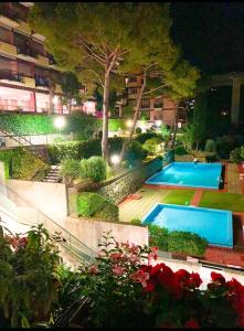 a view of a swimming pool at night at Camera privata nell'appartamento in zona residenziale con 2 piscine in Rapallo