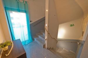 una stanza con una scala con una tenda blu e una finestra di Villa Twins Markovic a Pola (Pula) Altre 90 foto