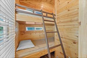 een stapelbed in een tiny house bij Quiet little pet friendly cabin in Kernville