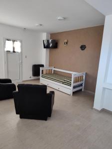 una habitación con una cuna en la esquina de una habitación en Los departamentos de Eva, en San Antonio Oeste