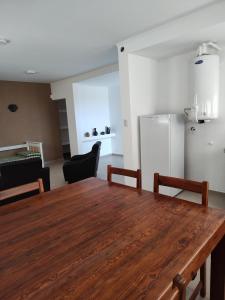 comedor con mesa de madera y nevera en Los departamentos de Eva, en San Antonio Oeste