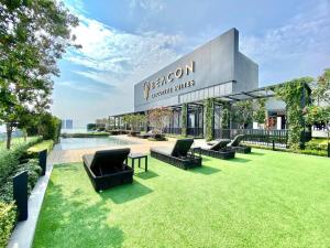 een uitzicht op een gebouw met stoelen en een gazon bij Beacon Executive Suite by Fantabulous Guest House in George Town