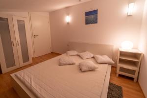 una camera da letto con un letto con due cuscini sopra di Villa Twins Markovic a Pola (Pula)