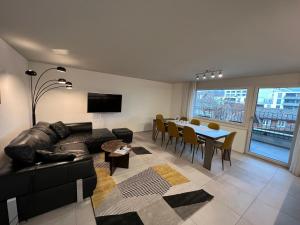 uma sala de estar com um sofá preto e uma mesa em Apartment No 7 Mythenblick Schwyz 10 Min to Stoos em Schwyz