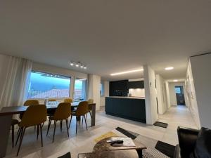 uma sala de estar e cozinha com mesa e cadeiras em Apartment No 7 Mythenblick Schwyz 10 Min to Stoos em Schwyz
