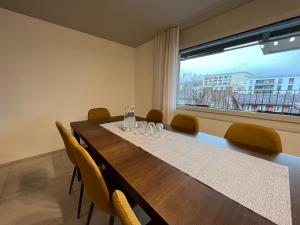 施維茲的住宿－Apartment No 7 Mythenblick Schwyz 10 Min to Stoos，一间带桌椅和窗户的用餐室