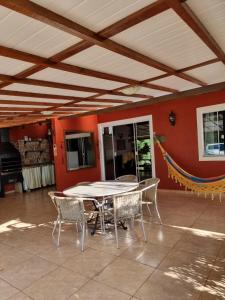 Habitación con patio con mesa y sillas. en Casa do Mato ! Lugar de descanso e Paz !-Next Iguassu Falls, en Foz do Iguaçu