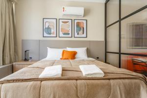 1 dormitorio con 1 cama grande y 2 almohadas en Estudio pratico no Centro de Floripa, 900 metros do CentroSul P1617, en Florianópolis