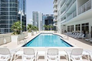 una piscina en el balcón de un edificio en City views at brickell miami en Miami