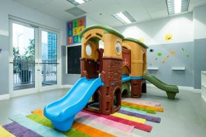 una sala de juegos para niños con un tobogán y un parque infantil en City views at brickell miami en Miami