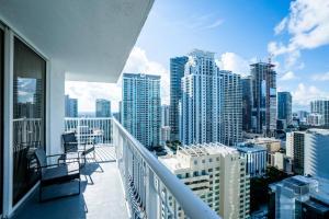 einen Balkon mit 2 Stühlen und Stadtblick in der Unterkunft City views at brickell miami in Miami