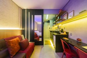 Il comprend un salon avec un canapé et une cuisine. dans l'établissement Lindo apartamento frente para praia, Wi-Fi, à Santos