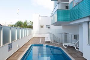 een zwembad op het balkon van een gebouw bij 2 quadras da Praia em Canasvieiras, Piscina e Churrasqueira P1595 in Florianópolis