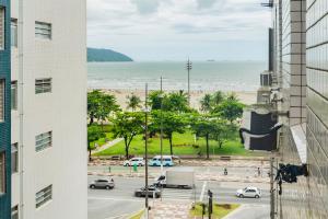- une vue sur la plage depuis un bâtiment dans l'établissement Lindo apartamento frente para praia, Wi-Fi, à Santos