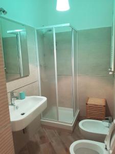 een badkamer met een douche, een wastafel en een toilet bij Centro storico, nuovo con terrazzo in Lido di Ostia