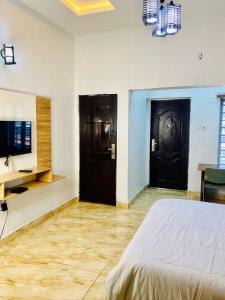 - une chambre avec un lit, un bureau et une télévision dans l'établissement Lovely Studio apartment at Ajah - Maria, à Iranla
