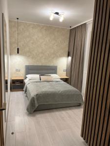 ein Schlafzimmer mit einem großen Bett und zwei Nachttischen in der Unterkunft Гірський Кришталь in Skole