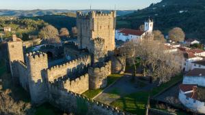 una vista aérea de un castillo en una ciudad en MiMo da Sé en Bragança